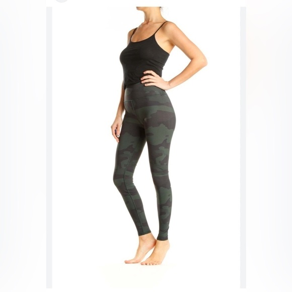ALO Yoga Pants - Alo High Waist Vapor Legging in Black & Camouflage